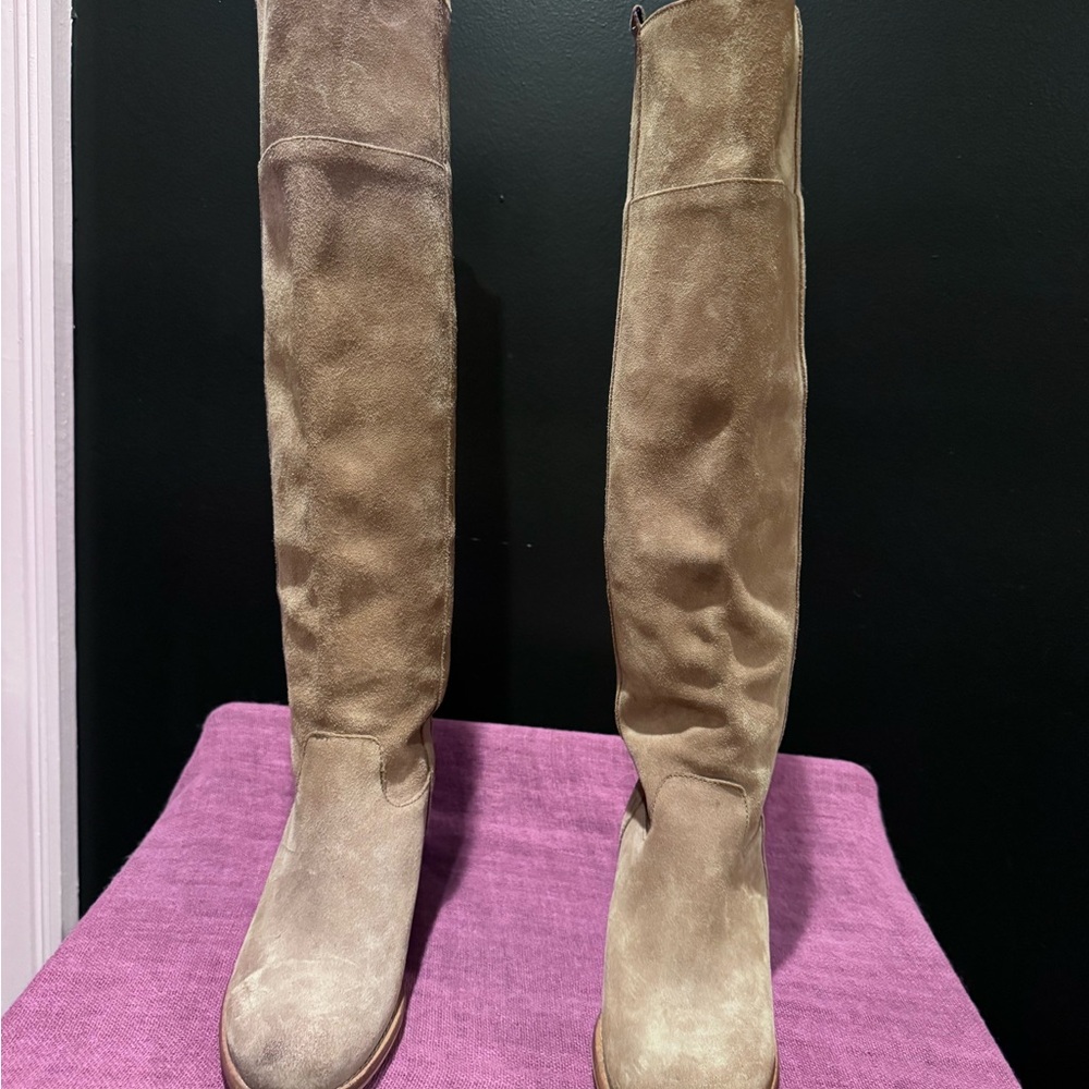 Chic Knee high Suede Boots in Taupe